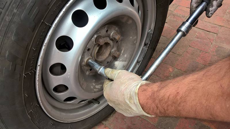 Mano de un hombre apretando una rueda