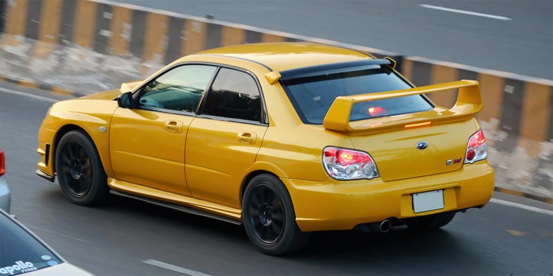Subaru WRX STI amarillo