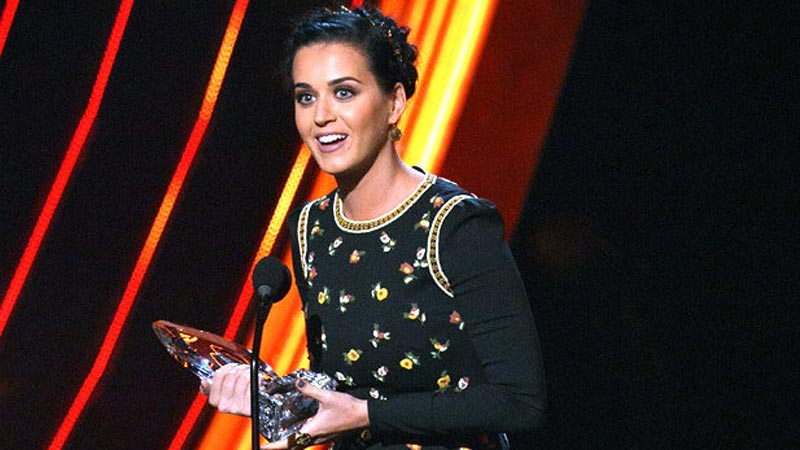 Katy Perry dando un discurso al recoger el premio del Peoples Choice Awards