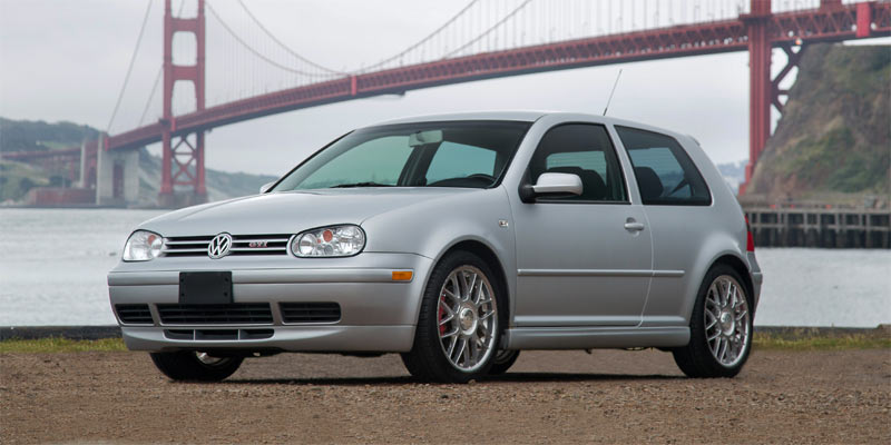 Volkswagen Golf aparcado frente al puente de San Francisco