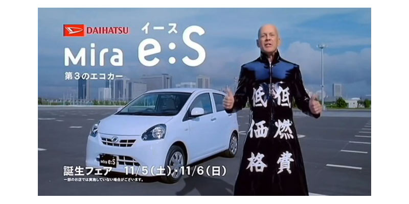 Bruce Willis promocionando un coche japonés