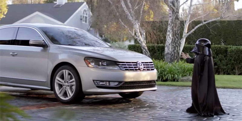 Volkswagen aparcado con un niño vestido de Darth Vader intentando encender las luces desde fuera con la mente