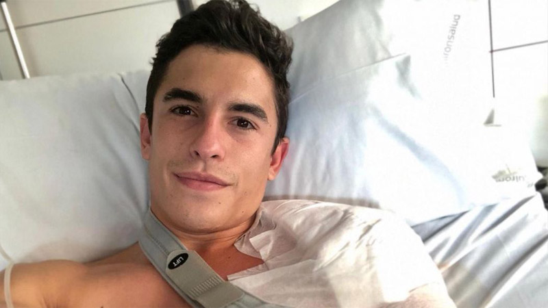 Marc Márquez en el hospital tras una operación.