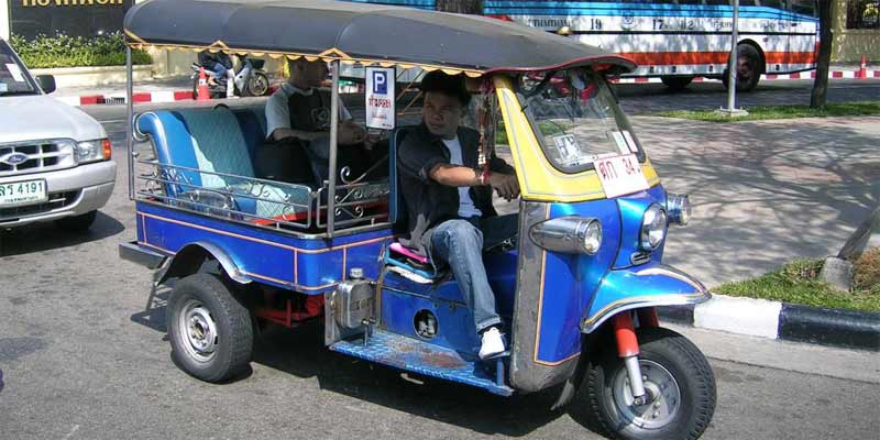Foto de un tuk-tuk azul