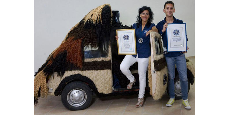 Coche peludo con sus dos creadores