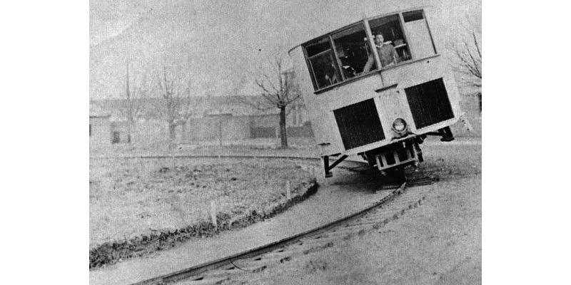 Foto en blanco y negro de un Monorriel giroscópico