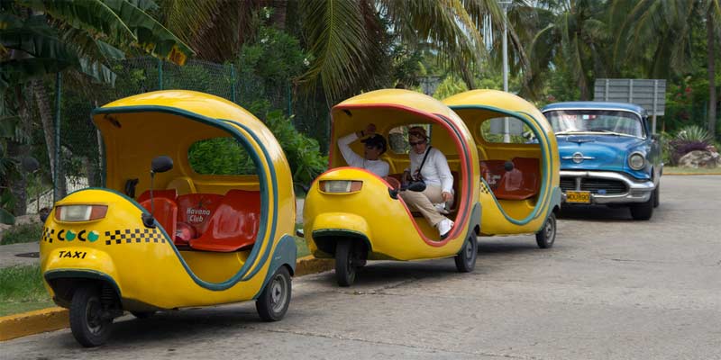 Tres coco-taxis subanos