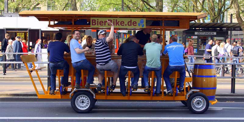Beer bike lleno de gente