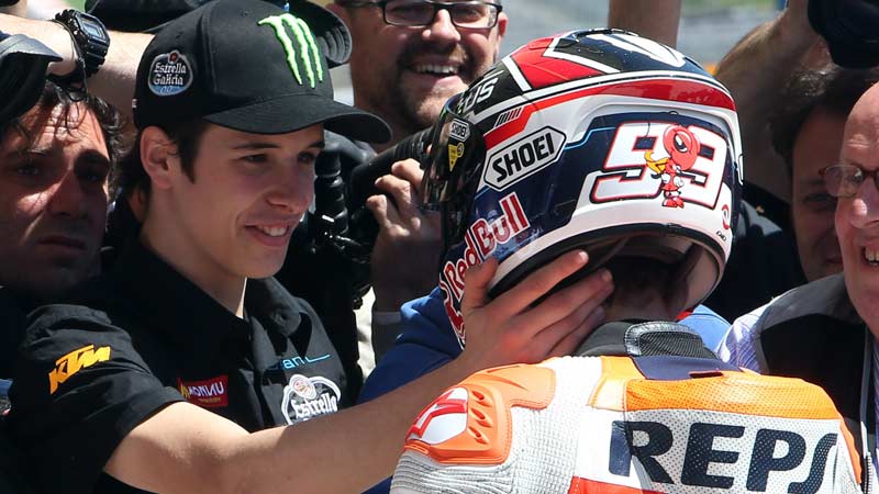 Alex Marquez felicitando a su hermano Marc Marquez