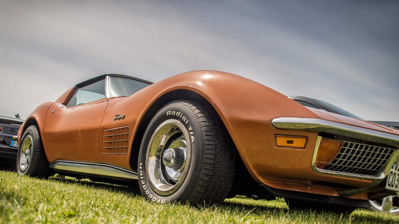 Corvette visto desde el suelo donde se aprecia la parrilla y las ruedas