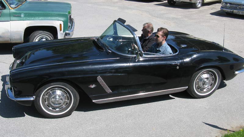 Modelo en negro de Corvette descapotable