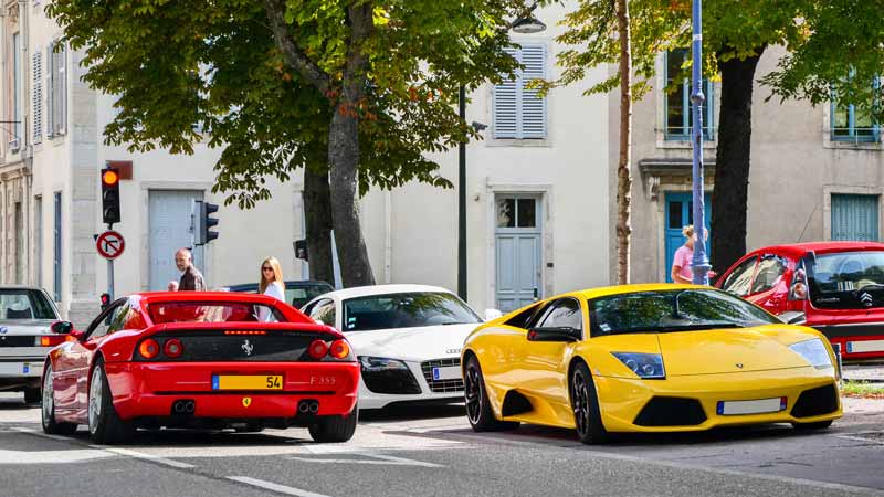 Lamborghini y Ferrari en la calle