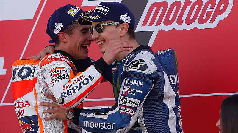 Jorge Lorenzo y Marc Márquez se abrazan en una competición