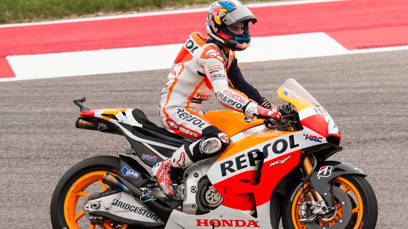 Pedrosa montado en su moto 