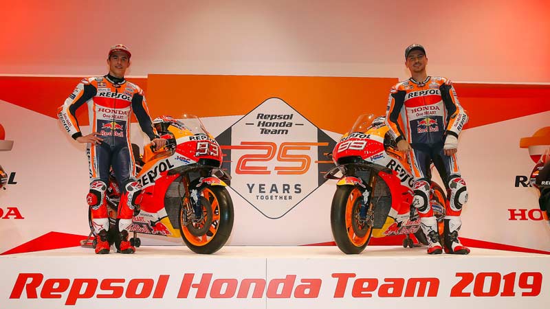 El nuevo equipo Repsol Honda 2019 donde Jorge Lorenzo y Marc Márquez posan junto a sus motos