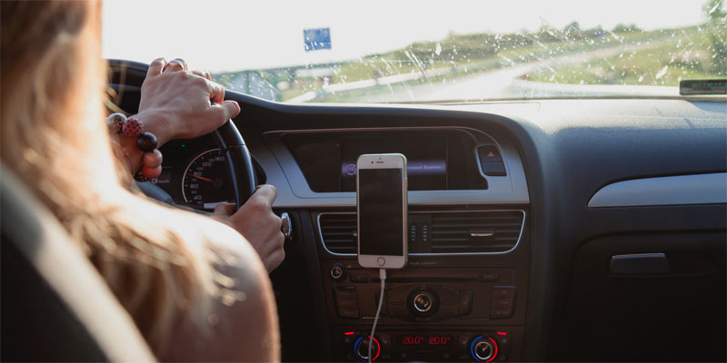 Chica conduciendo