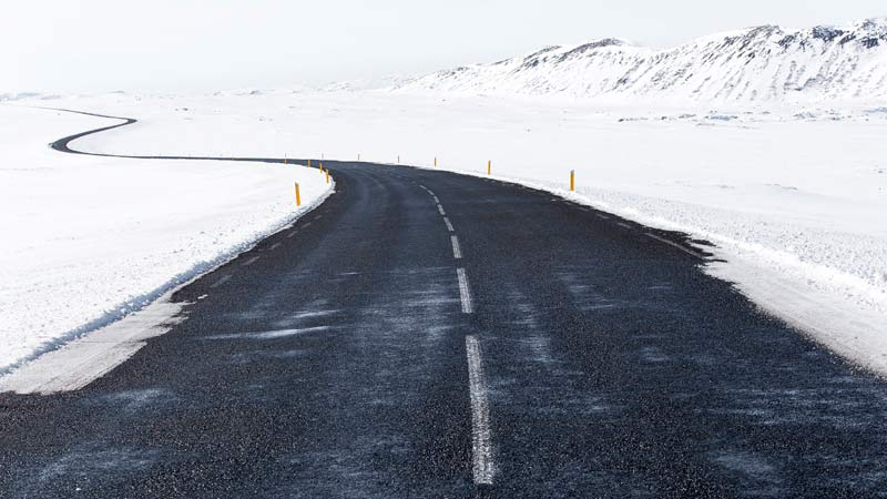 Cómo conducir con nieve, carretera secundaria con nieve en los márgenes
