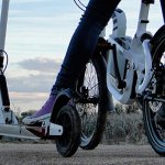 Patinete eléctrico vs. bici eléctrica, portada