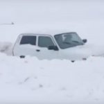 Un camello saca un Lada Niva de la nieve, portada