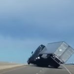 Camión vuelca por el viento, portada