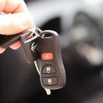 Persona dando llaves de un coche a otra persona