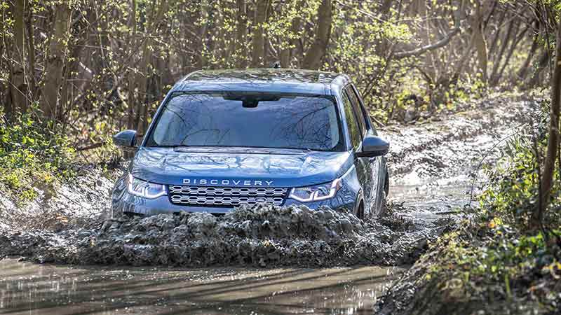 Land Rover Discovery Sport en color negro atravesando agua