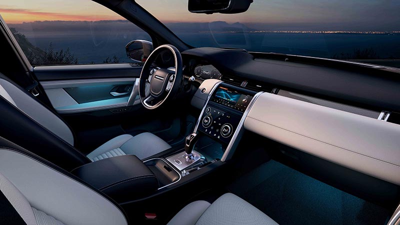 Interior del Land Rover Discovery Sport con una puesta de sol al fondo