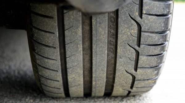 rueda trasera de coche