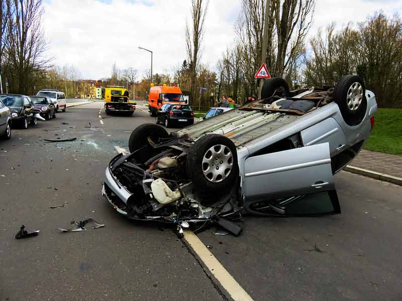 accidente de coche con un coche boca abajo