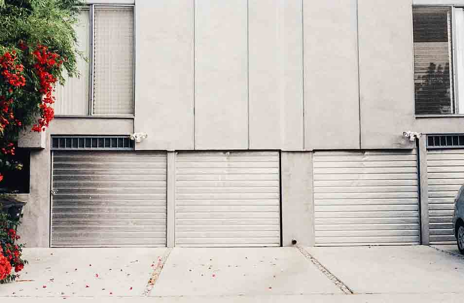 garajes en el exterior de un edificio gris