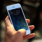 una persona utilizando el teléfono móvil