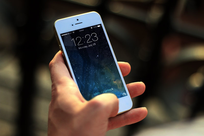 una persona utilizando el teléfono móvil