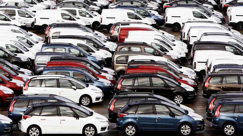 Almacén con coches de kilómetro cero con gran stock