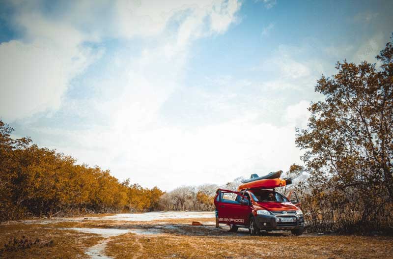 coche suv rojo aparcado en descampado con nieve