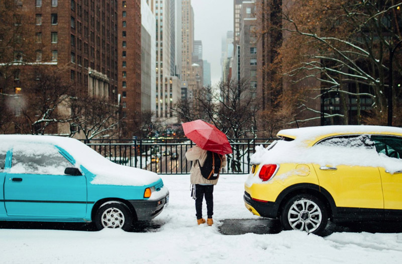 coches nevados aparcados en ciudad