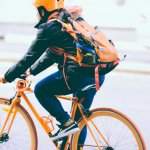 Persona en bicicleta.