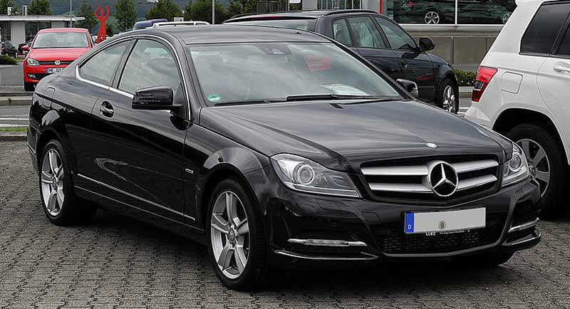 Foto de MERCEDES-BENZ C 180 CDI de color negro aparcado en la calle