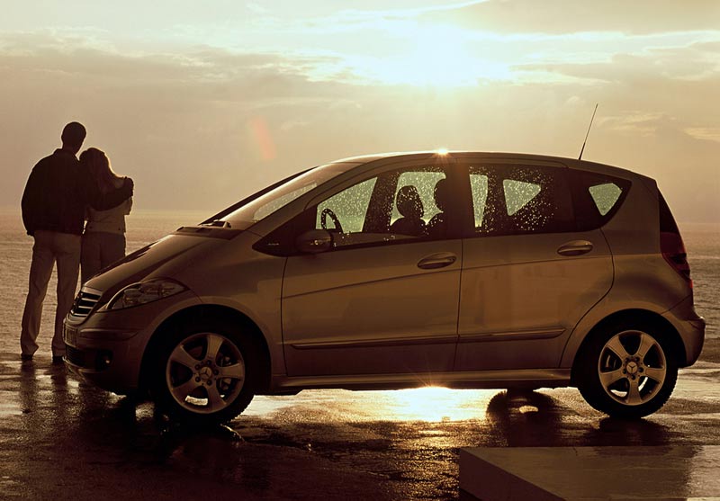 Dos personas viendo atardecer junto a MERCEDES-BENZ A 200 CDI ELEGANCE 140CV de color gris