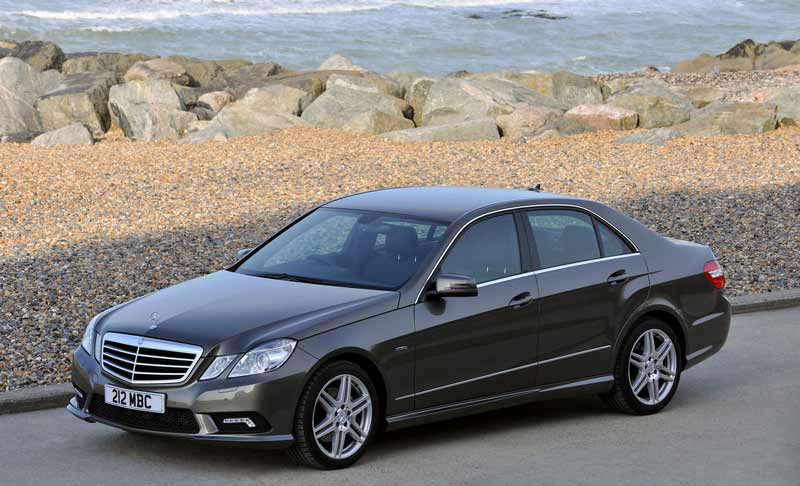 Foto de MERCEDES-BENZ E 220 D 194 CV 4MATIC 9G-TRONIC de color negro circulando por la carretera