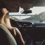 Mujer conduciendo un coche.