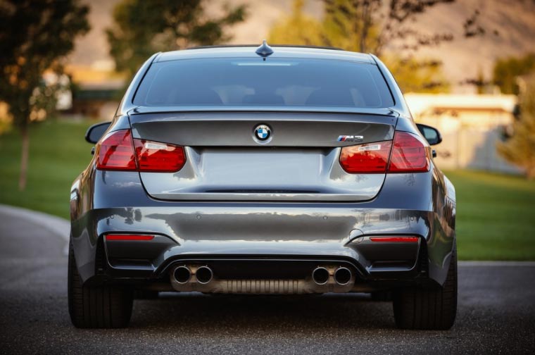 foto trasera bmw color gris