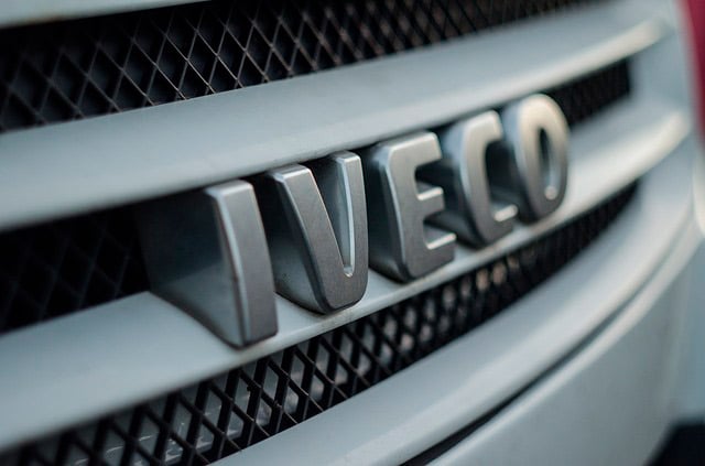 Logo IVECO en la delantera del camion