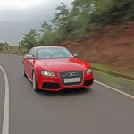 audi rojo circulando rojo de segunda mano circulando por la carretera