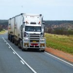 camión con remolques circulando por carretera