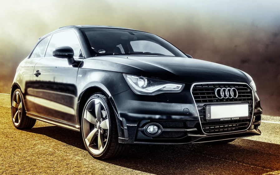 coche audi negro aparcado