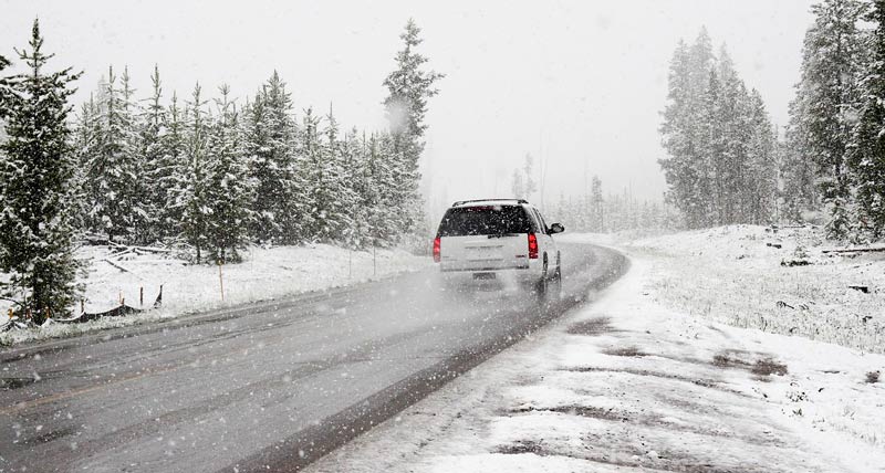 coche circulando en la nieve