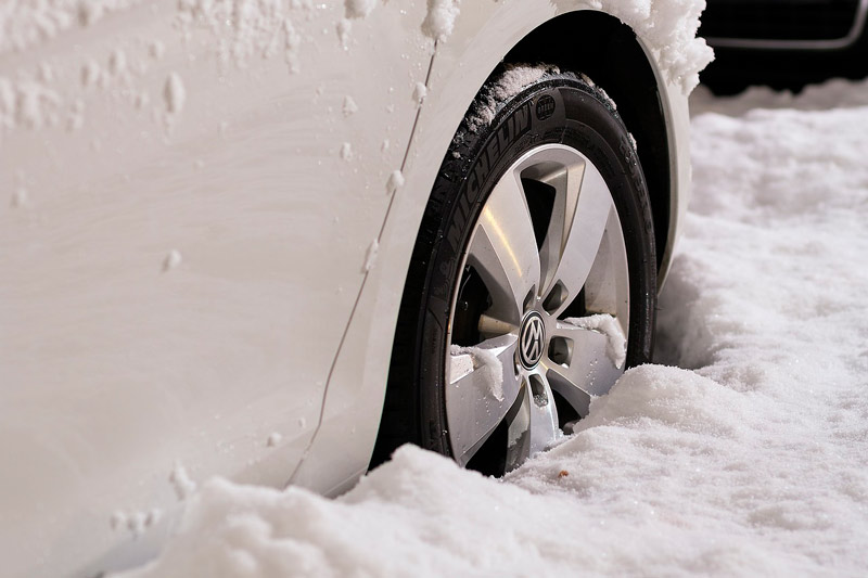 rueda de coche cubierta de nieve