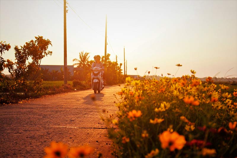 moto alquilada recorriendo carretera Ibiza