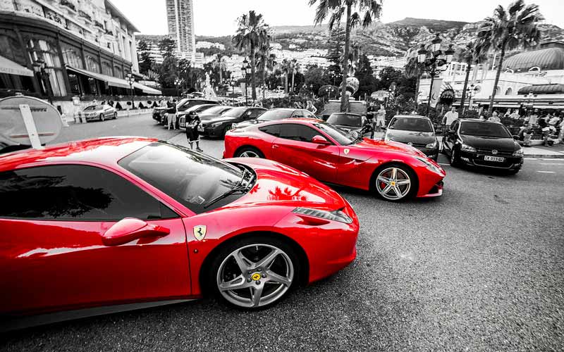 coches ferraris aparcados