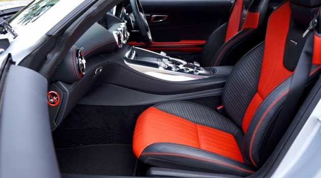 interior vehículo con tapicería en rojo